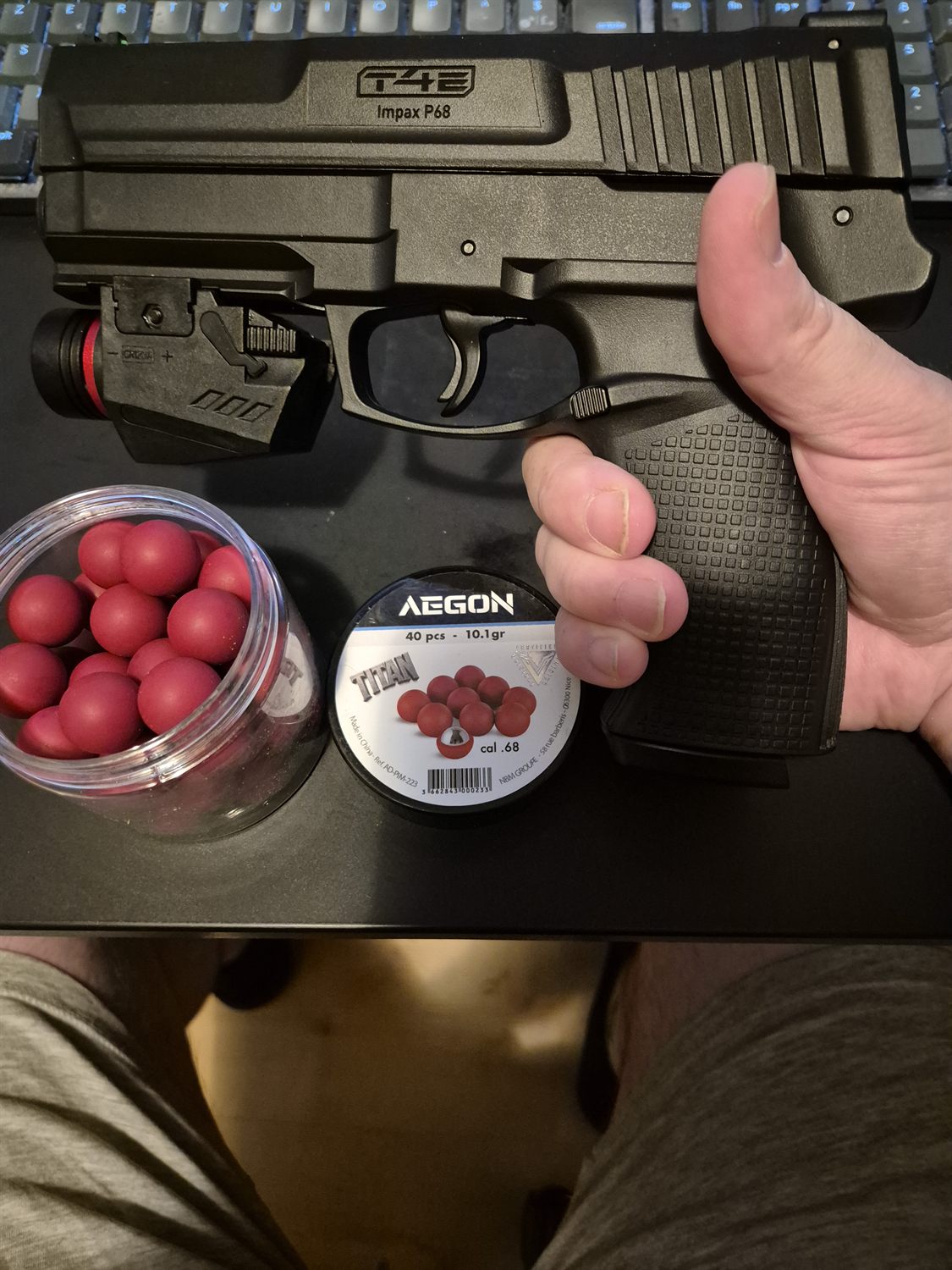 Impax P68 en profil avec laser monté sur le rail, pot de billes caoutchouc et boîte AEGON Titan .68 de 10,1 g